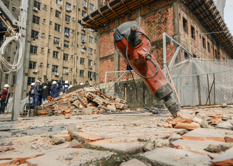 As obras já iniciaram por volta das 9 horas da manhã desta quarta-feira 