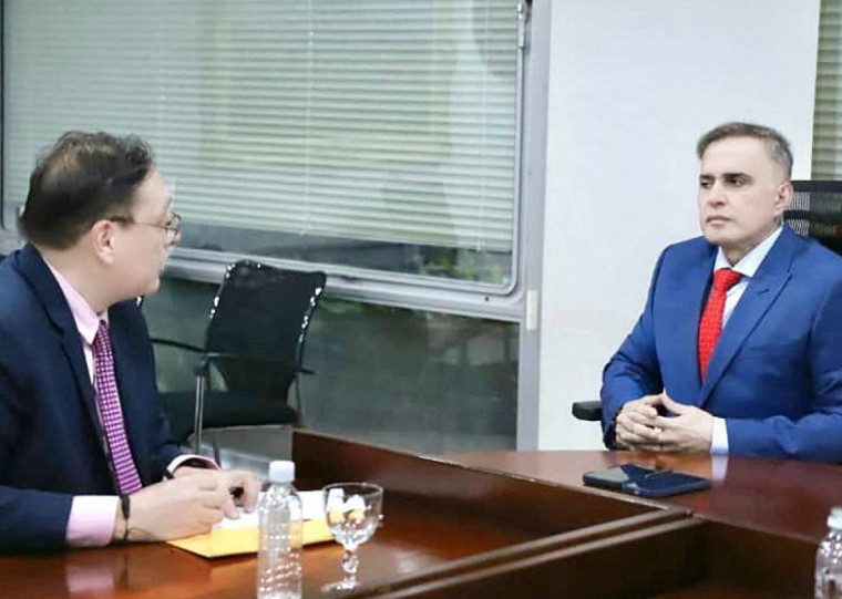 Advogado Haro (e) se reuniu com o procurador-geral da Venezuela, Tarek Saab