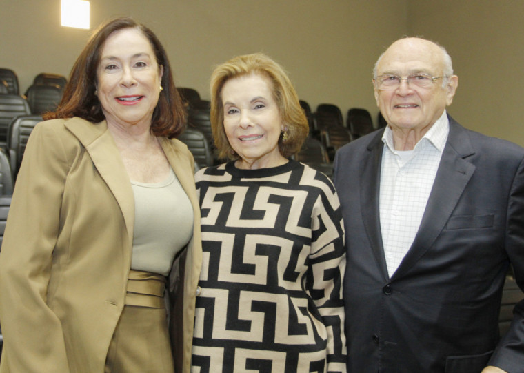 {'nm_midia_inter_thumb1':'https://www.jornaldocomercio.com/_midias/jpg/2024/09/06/206x137/1_240906_6f_1900_eo_camara__17__1-10770347.jpg', 'id_midia_tipo':'2', 'id_tetag_galer':'', 'id_midia':'66db936bc4ee9', 'cd_midia':10770356, 'ds_midia_link': 'https://www.jornaldocomercio.com/_midias/jpg/2024/09/06/760x541/1_240906_6f_1900_eo_camara__17__1-10770347.jpg', 'ds_midia': 'T&acirc;nia Bian, Lucila Os&oacute;rio e Nei Starosta', 'ds_midia_credi': 'EVANDRO OLIVEIRA/JC', 'ds_midia_titlo': 'T&acirc;nia Bian, Lucila Os&oacute;rio e Nei Starosta', 'cd_tetag': '58', 'cd_midia_w': '760', 'cd_midia_h': '541', 'align': 'Left'}