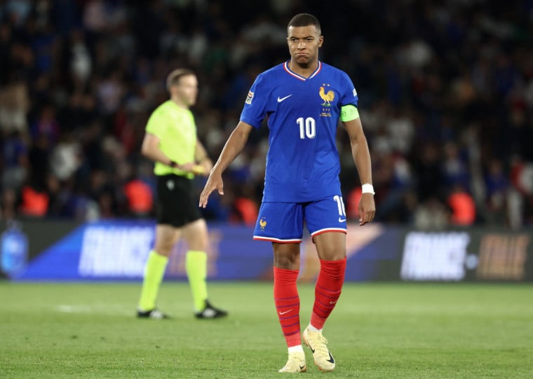 No seu retorno a Paris, Mbappe n&atilde;o escapou das vaias dos torcedores
