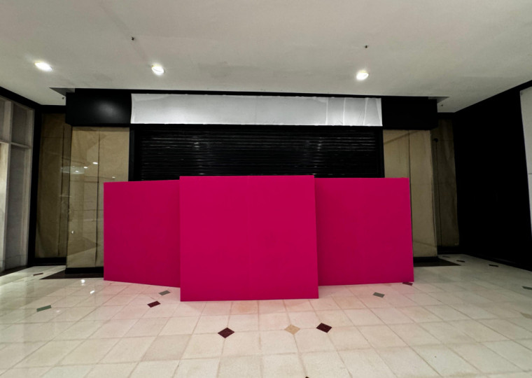 Tapume em frente à área que foi de livraria chama a atenção no Praia de Belas Shopping