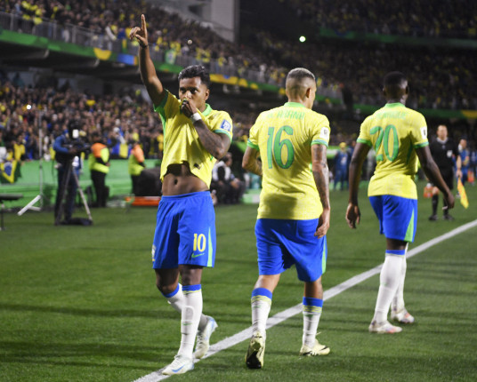 Seleção brasileira tem atuação discreta, mas vence o Equador pelas Eliminatórias