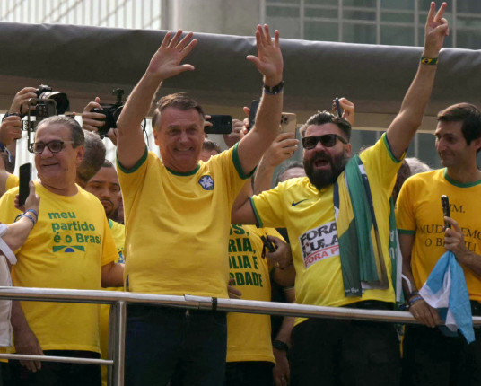 Bolsonaro reúne apoiadores na Paulista com coro de 'fora, Xandão' e apoio a Musk