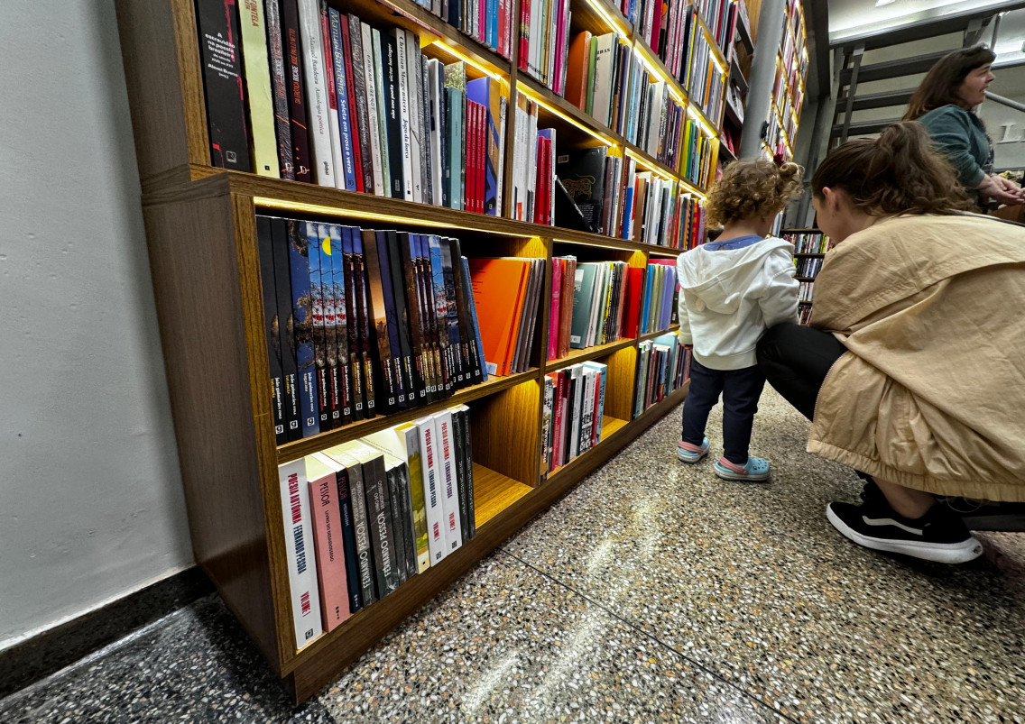 Novos m&oacute;veis foram feitos seguindo alguns cuidados, como mobilidade na parte inferior das estantes | PATR&Iacute;CIA COMUNELLO/ESPECIAL/JC