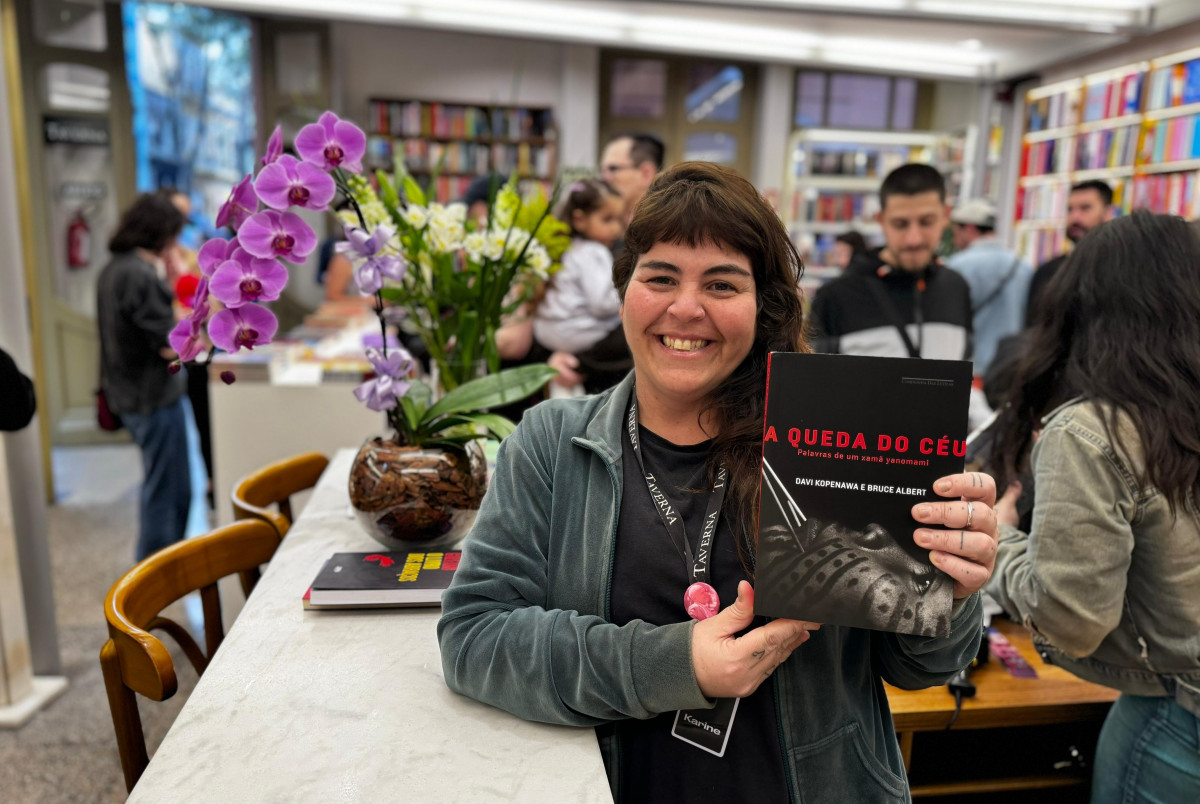 "Livro tem tudo a ver com o que vivemos aqui", diz Karine, sobre A Queda do C&eacute;u, primeiro vendido | PATR&Iacute;CIA COMUNELLO/ESPECIAL/JC
