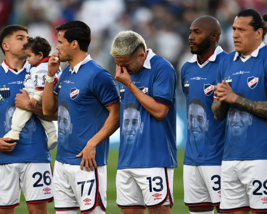 Retorno do Nacional após morte de Izquierdo é marcado por homenagens