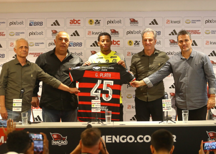 Jogador assina por cinco temporadas após passagem pelo Al-Saad, do Catar
