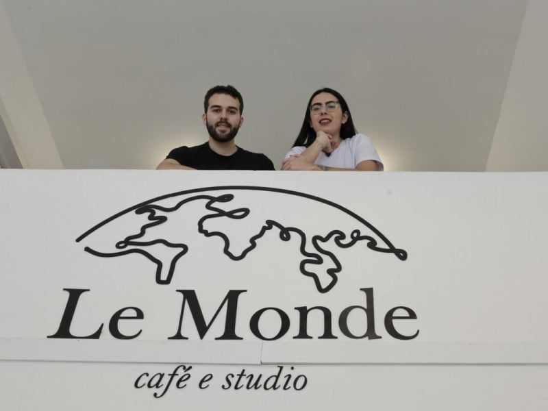 Le Monde, espa&ccedil;o que une cafeteria liter&aacute;ria e est&uacute;dio de design de unhas Foto: T&Acirc;NIA MEINERZ/JC