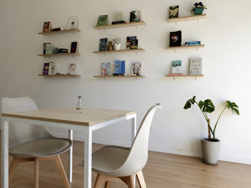 Le Monde, espa&ccedil;o que une cafeteria liter&aacute;ria e est&uacute;dio de design de unhas  Foto: T&Acirc;NIA MEINERZ/JC