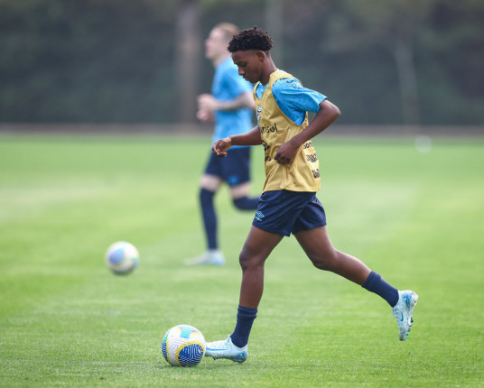 Grêmio realiza treinamento com a presença de joias da base no elenco