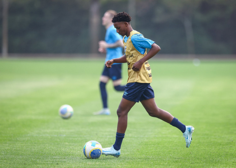 Atacante Gabriel Mec, de apenas 16 anos, foi o destaque da atividade desta terça-feira