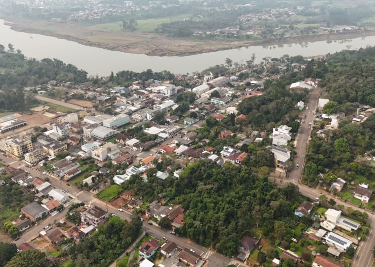 Uma das cidades mais atingidas pela enchente de 2024, Cruzeiro do Sul foi a primeira a receber o documento, feito pela Univates e governo estadual; áreas de arraste, que foram alagadas, não terão mais residências