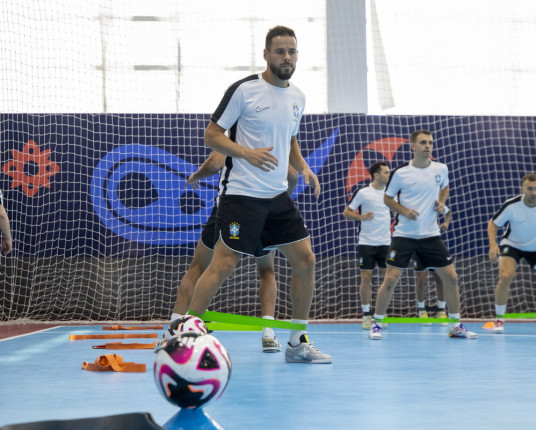 Seleção de futsal faz 1º treino em Bukhara antes da estreia no Mundial