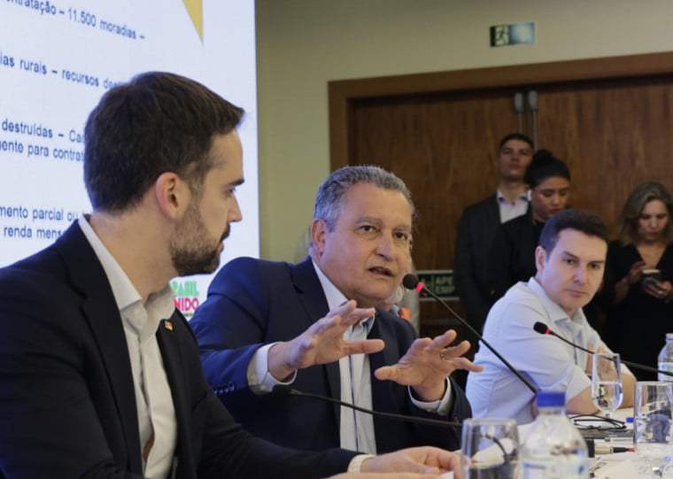 Governador Eduardo Leite acompanhou anúncio do ministro Rui Costa (c)