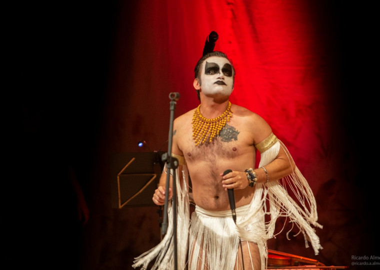 Interpretado pelo artista Marcos Delfino, show em alusão aos 50 anos da banda acontece neste sábado (14), às 19h