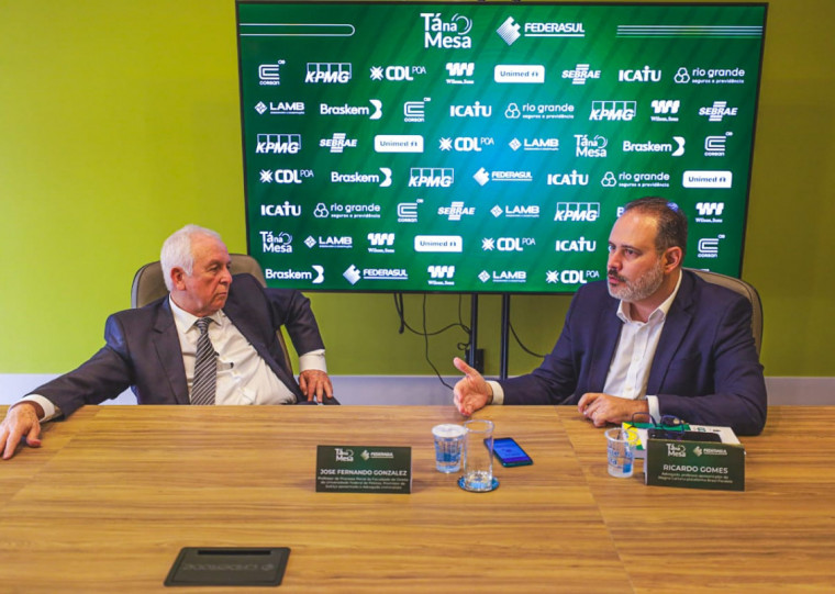 José Gonzalez, professor de Processo Penal da Faculdade de Direito da Universidade Federal de Pelotas, e o vice-prefeito Ricardo Gomes participaram do Tá na Mesa da Federsaul