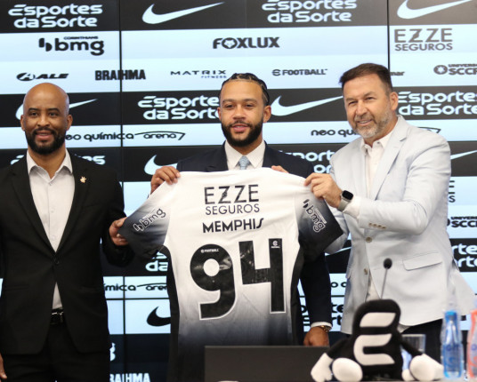 'Aqui é a meca do futebol', diz Depay sobre o Brasil, ao se apresentar no Corinthians