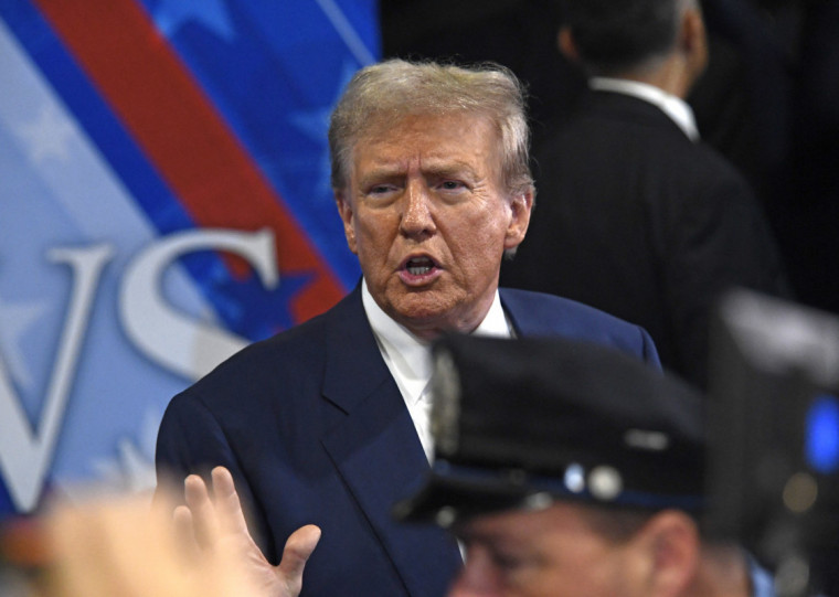 Trump foi retirado &agrave;s pressas ap&oacute;s disparos; n&atilde;o h&aacute; confirma&ccedil;&atilde;o de que candidato presidencial fosse o alvo