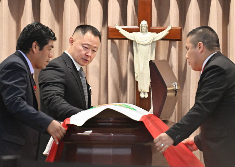 Per&iacute;odo de luto decretado pelo governo vai at&eacute; s&aacute;bado (14), quando ocorrer&aacute; o enterro