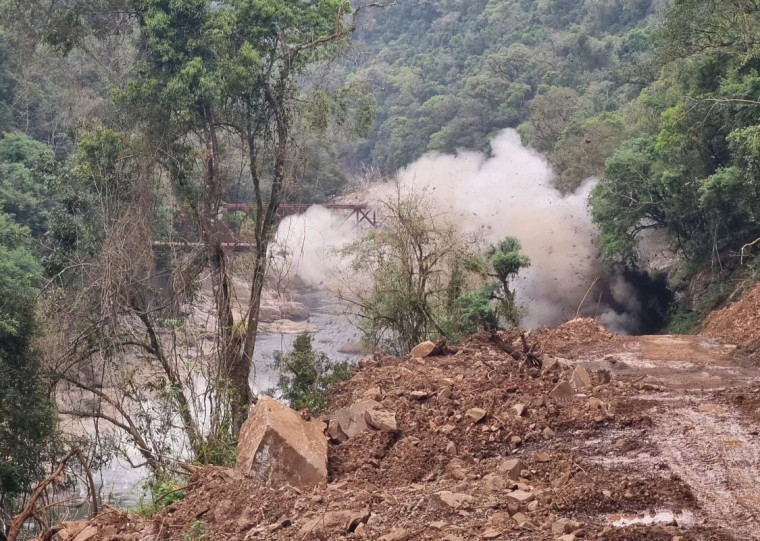 As detonações visam remover um banco de rochas com cerca de 500 metros de extensão para a reconstrução da estrada