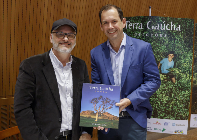 Eurico Salis e Cleomar Prunzel no lançamento editorial