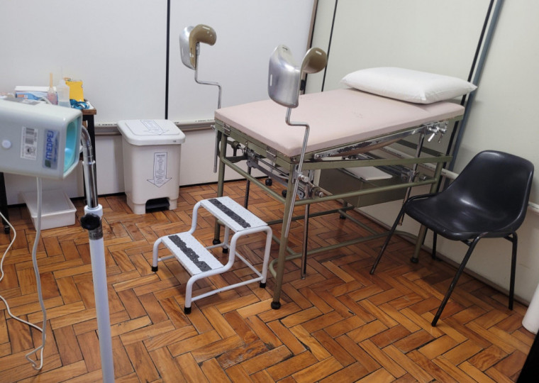 O serviço atende casos encaminhados pelas UBSs e realiza atendimento ambulatorial no próprio CES