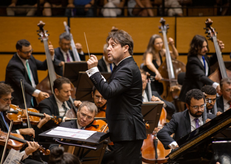 O diretor artístico da OSPA, Evandro Matté, comanda a apresentação na Flivi 