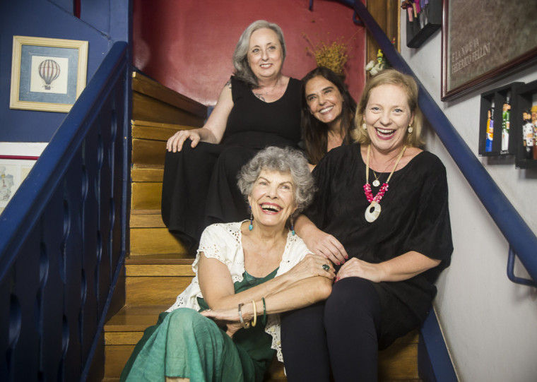 Sandra Dani e Janaina Pellizzon incorporam no palco C. e D., personagens do livro de Claudia Tajes e Diana Corso