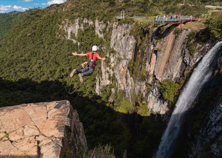 Uma das atra&ccedil;&otilde;es &eacute; o salto do p&ecirc;ndulo, com altura de 100 metros e velocidade de at&eacute; 100km/h