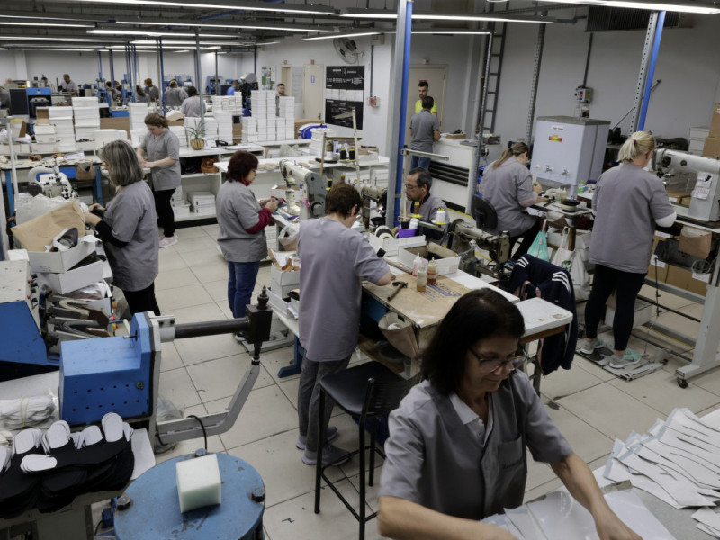 F&aacute;brica Zani Barcelos onde s&atilde;o produzidos os sapatos das marcas Meu Sapato Preto e Meu Sapato Colorido  Foto: T&Acirc;NIA MEINERZ/JC