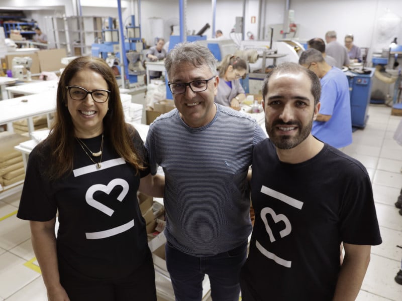 Zani Barcelos e Jo&atilde;o Luiz Menezes, pais de Mateus e respons&aacute;veis pelo espa&ccedil;o fabril Zanni Barcelos  Foto: T&Acirc;NIA MEINERZ/JC