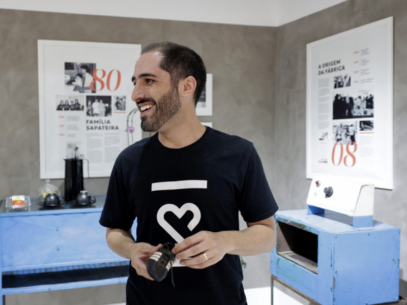 Mateus conta que a produ&ccedil;&atilde;o de sapatos faz parte de sua hist&oacute;ria Foto: T&Acirc;NIA MEINERZ/JC
