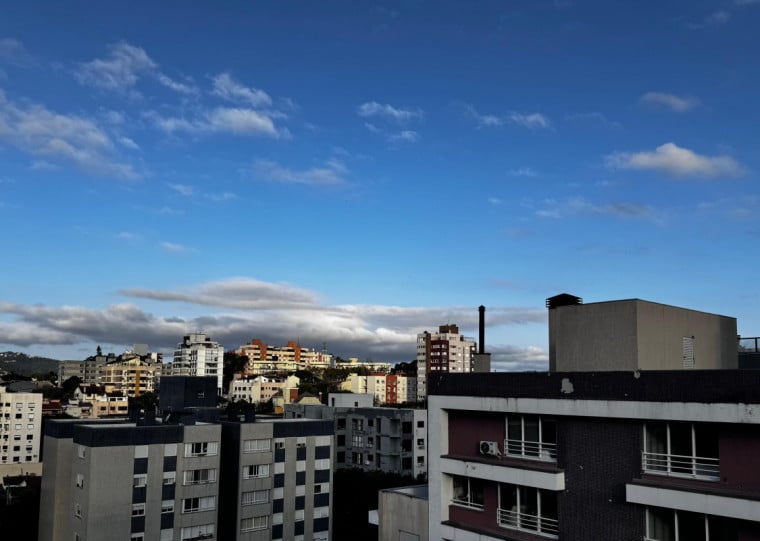 A Capital tem tempo limpo hoje, com poucas nuvens, e a temperatura se eleva rapidamente ao longo do dia