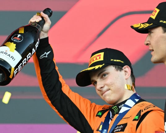 Piastri vence 'batalha' com Leclerc e conquista GP do Azerbaijão, marcado por batida no fim