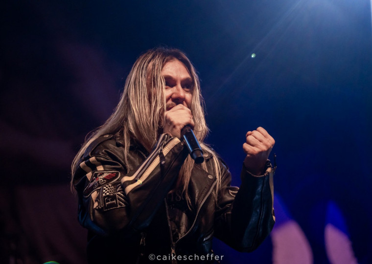 Vocalista sobe ao palco do Opinião neste sábado (21) com bandas convidadas