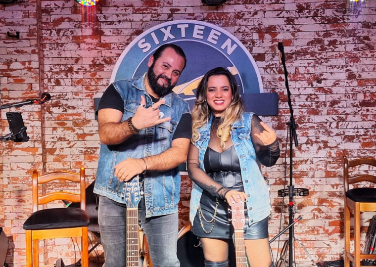 O som da noite fica por conta da dupla Roxy & Burgos