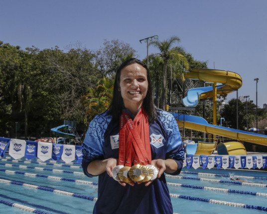 Carol Santiago, maior medalhista paralímpica do Brasil, é recebida no RS