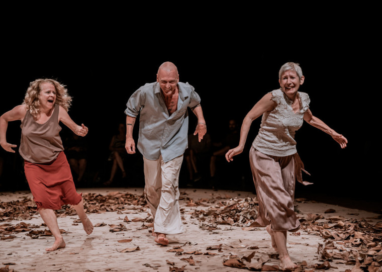 Bailarina gaúcha radicada na Alemanha, Ana Mondini (direita), aos 70 anos, se une a Claudia Palma e Armando Aurich em Miêdka, em curta temporada no Teatro Oficina Olga Reverbel