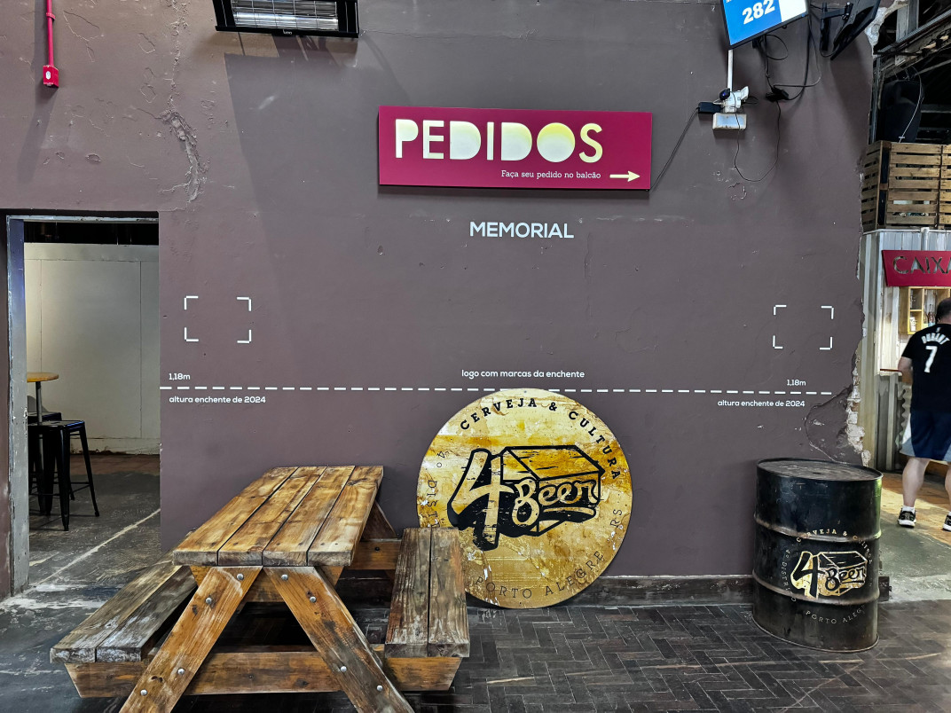 Microcervejaria no Quarto Distrito estampou na parede o nível da água: 1,18 metro | PATRÍCIA COMUNELLO/ESPECIAL/JC