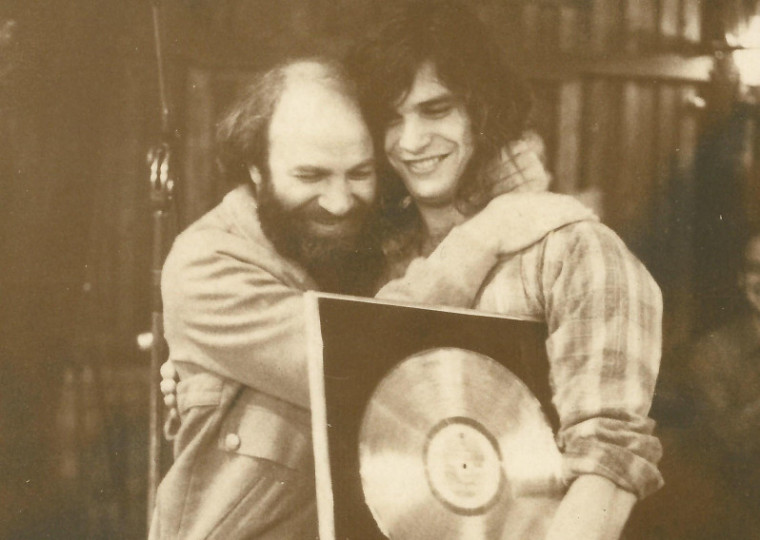 O primeiro disco de Renato Borghetti vendeu mais de 100 mil cópias logo no primeiro ano ­– com ele, ganhou o primeiro Disco de Ouro da história da música instrumental brasileira