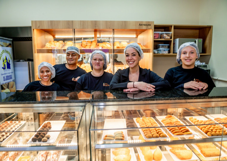 Luciana (2ª, dir/esq) com a equipe que trabalha na estreante Padaria João Pessoa