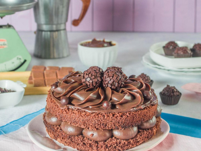 Além dos bolos, as irmãs ampliaram o cardápio, incluindo tortas, pudins, biscoitos, empadão, entre outros produtos Foto: FOME DE BOLO / INSTAGRAM / REPRODUÇÃO / JC 