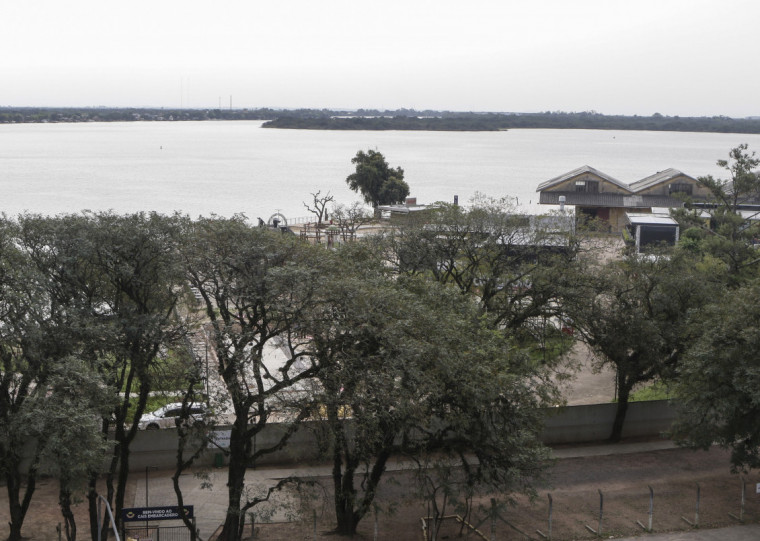 Cais Embarcadero foi inundado pelo Guaíba; mais de 30 marcas e áreas de lazer vão retornar
