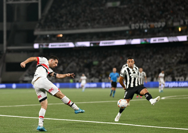 O Botafogo se colocou como dono do jogo desde o começo mas não conseguiu balançar as redes