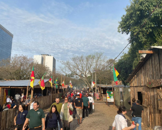 Candidatos à prefeitura de Porto Alegre vão para o corpo a corpo no Acampamento Farroupilha