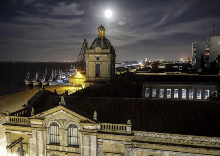 Em primeiro plano, o prédio da Alfândega, cuja construção foi iniciada em 1875