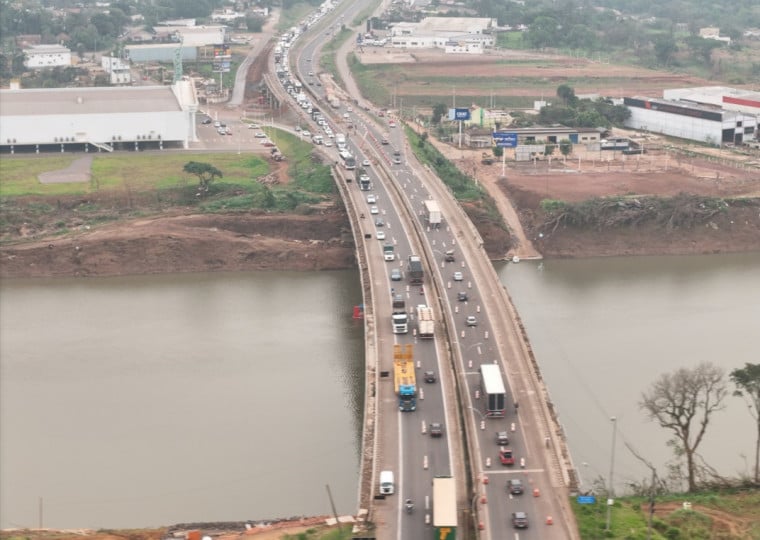Ponte do rio Taquari tem a pista Norte totalmente bloqueada