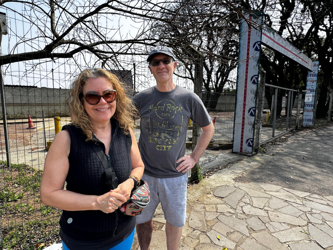 Rosângela e Bender estavam caminhando pela orla e lamentaram fechamento do Embarcadero  | PATRÍCIA COMUNELLO/ESPECIAL/JC