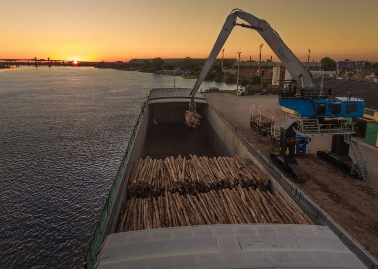Fábrica de celulose de Guaíba da CMPC recebe, por hidrovia, a madeira vinda do Porto de Pelotas