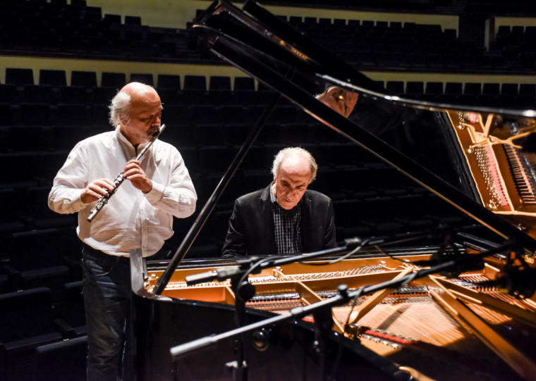 Duo apresenta músicas do disco Jogo de Peteca, lançado em 2023, e outras composições nesta quarta (25) no Grezz